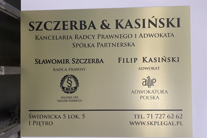 druk uv na dibondzie złotym szczotkowanym