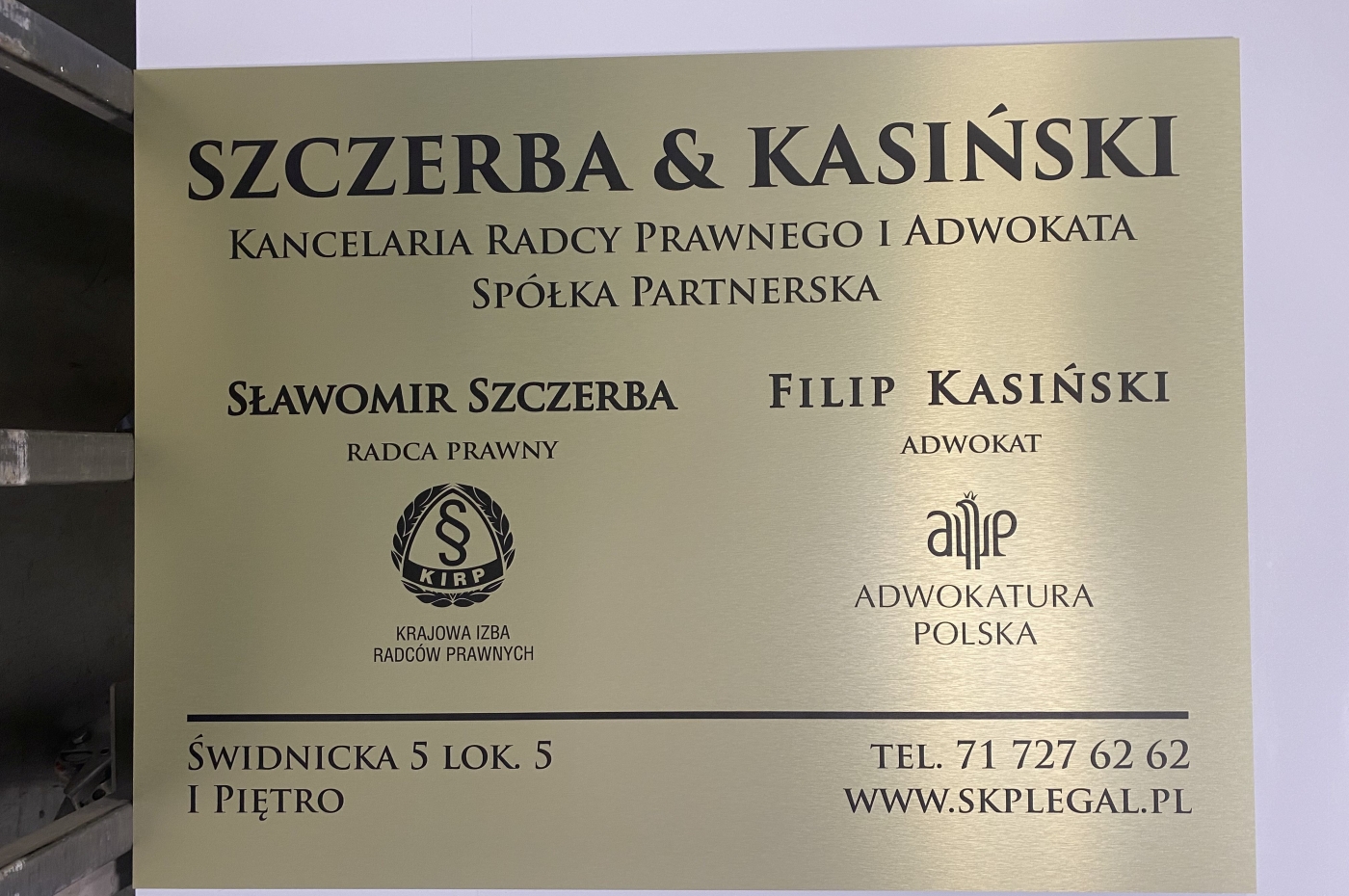 druk uv na dibondzie złotym szczotkowanym